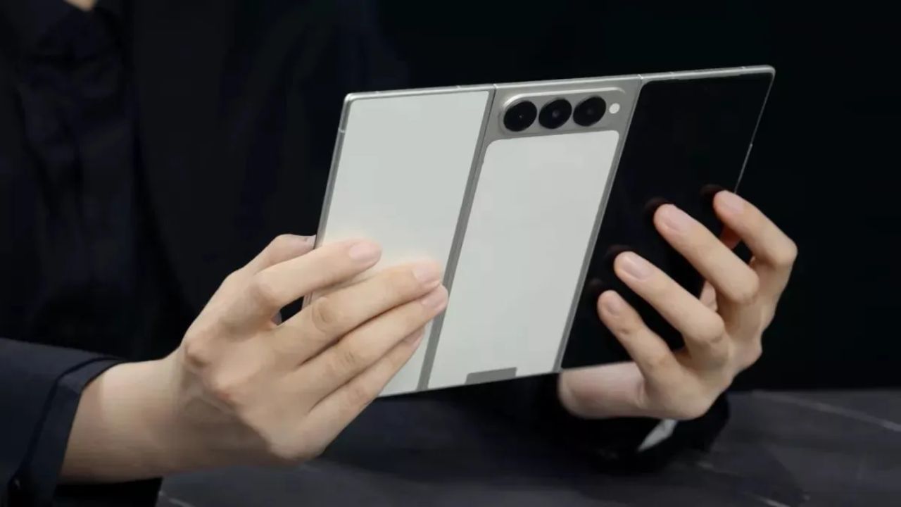Tecno Triple Foldable Smartphone: కళ్లు చెదిరే స్మార్ట్‌ఫోన్.. అతిపెద్ద స్క్రీన్‌తో టెక్నో ఫోల్డబుల్.. యాపిల్, శాంసంగ్‌ను మంచి..!