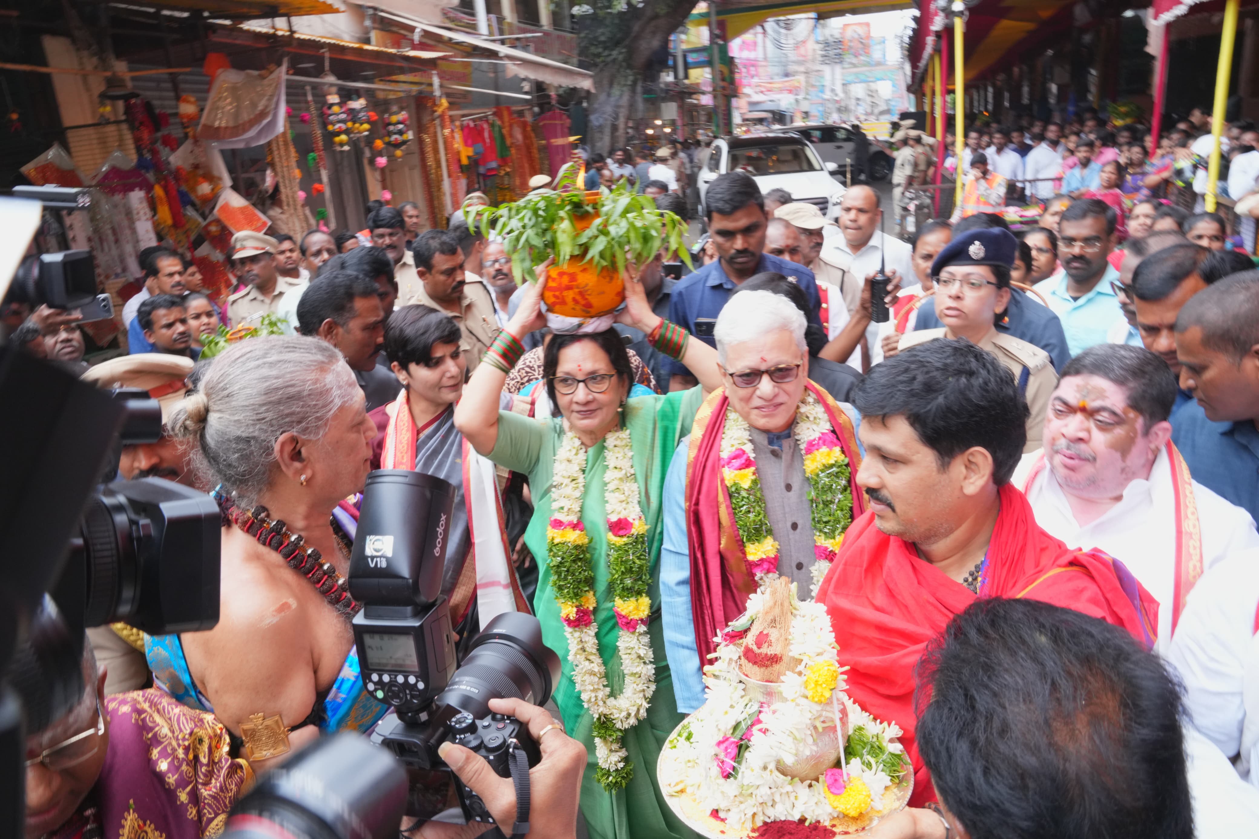 Ujjaini Mahankali Temple: ఉజ్జయిని మహంకాళి ఆలయంలో పట్టు వస్త్రాలు సమర్పించిన గవర్నర్ దంపతులు