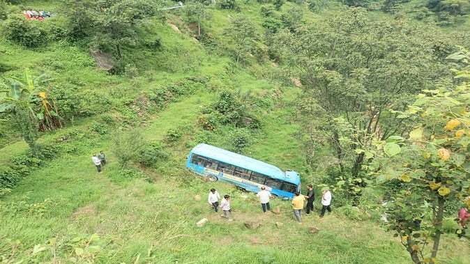Himachal Pradesh: లోయలో పడిన బస్సు.. ఐదుగురు మృతి
