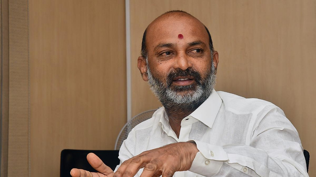 Minister Bandi Sanjay: కేంద్రమంత్రి బండి సంజయ్ కు నోటీసులు