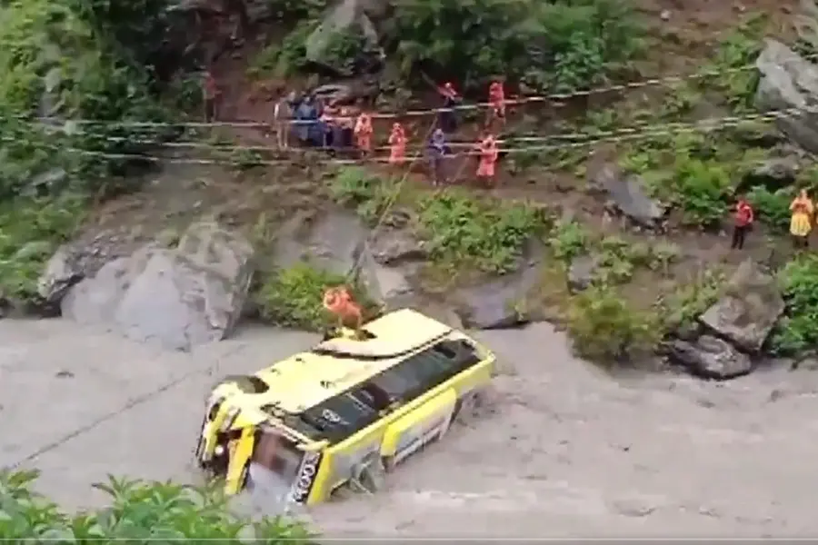 Bus falls into Sindh River: జమ్మూ కాశ్మీర్‌లో ఘోర ప్రమాదం.. సింధూ నదిలో పడిపోయిన ఐటీబీపీ సిబ్బంది బస్సు!