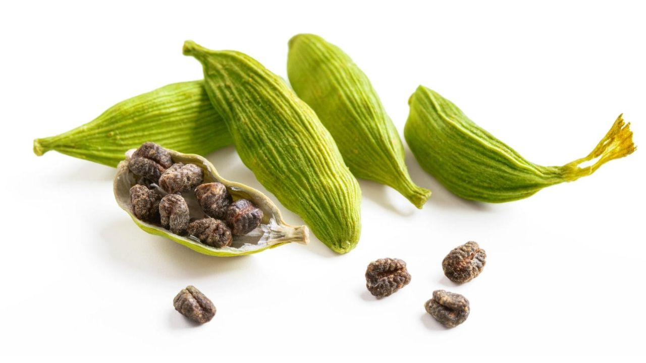 Cardamom: వీటిని రోజూ రెండు తింటే ఆ సమస్యలకు చెక్