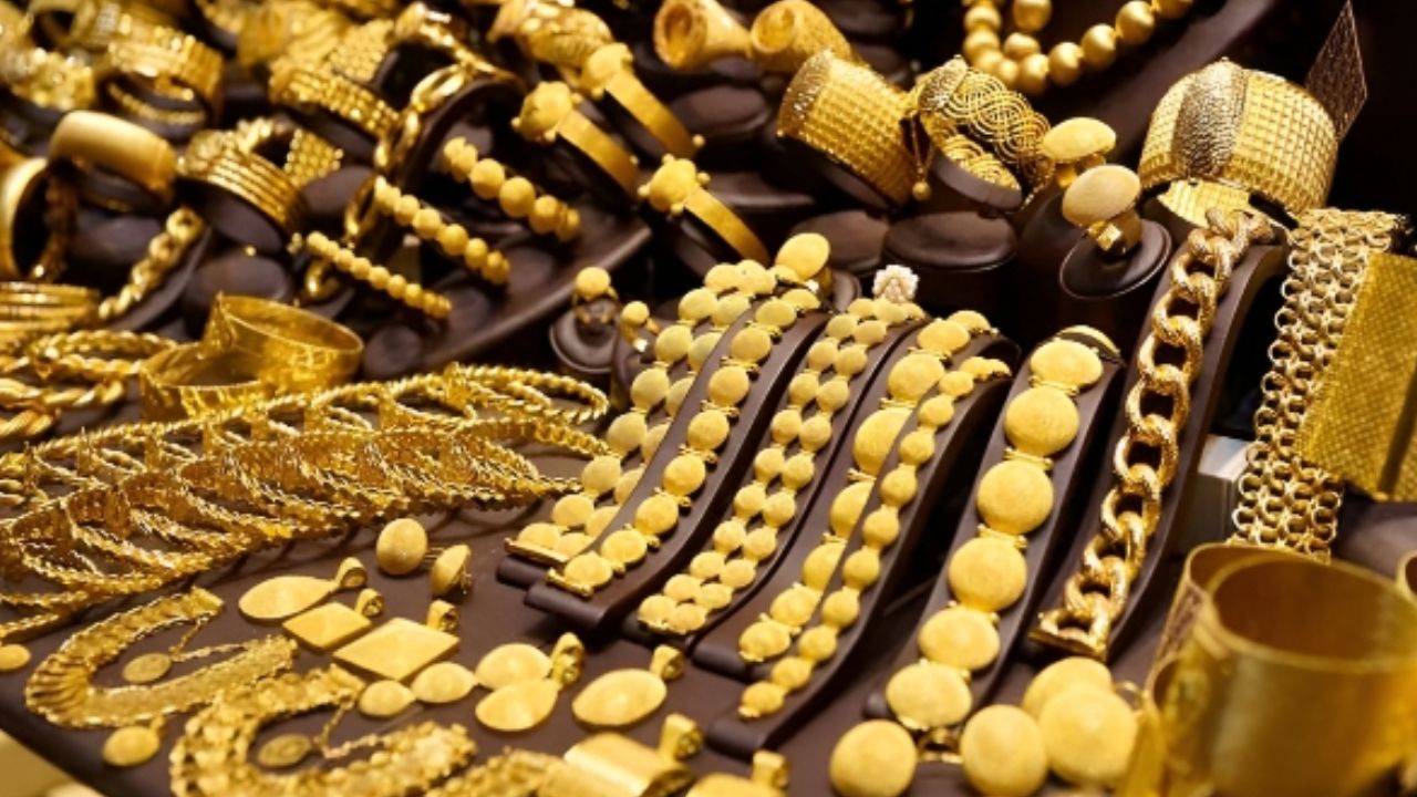 Gold, Silver Rate: స్వల్పంగా తగ్గిన బంగారం, వెండి ధరలు.!