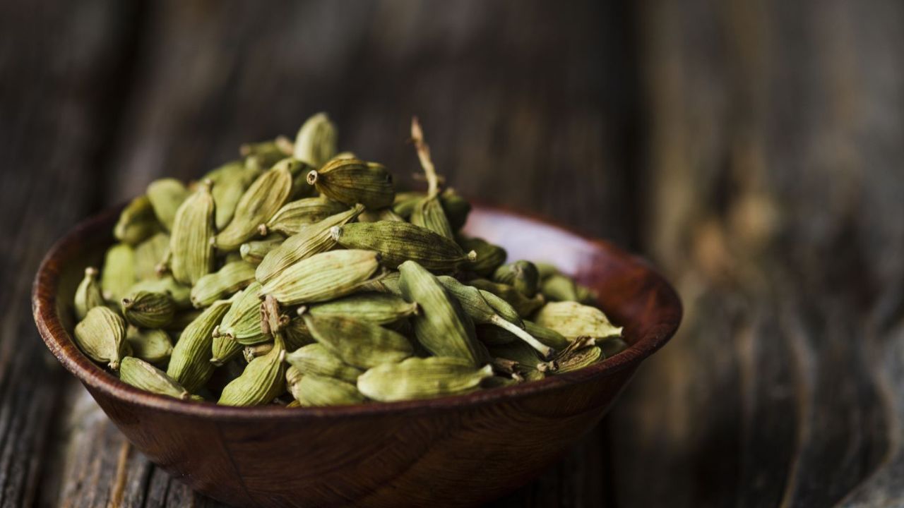 Cardamom Benefits: రోజుకు 2 ఏలకులు నమలడం వల్ల అద్భుత ప్రయోజనాలు..! సరైన సమయంలో తినాలి