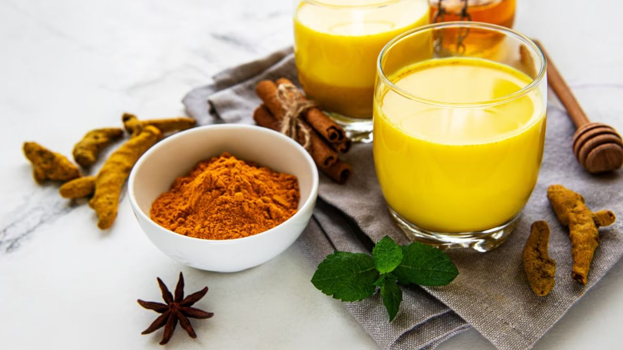 Milk With Turmeric: పసుపు, నల్ల మిరియాలు కలిపిన పాలతో అద్భుత ప్రయోజనాలు.!