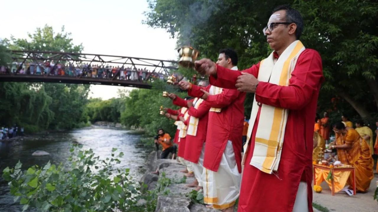 Ganga Harathi In Canada: కెనడాలో గంగా హారతిని నిర్వహించిన భారతీయులు.!