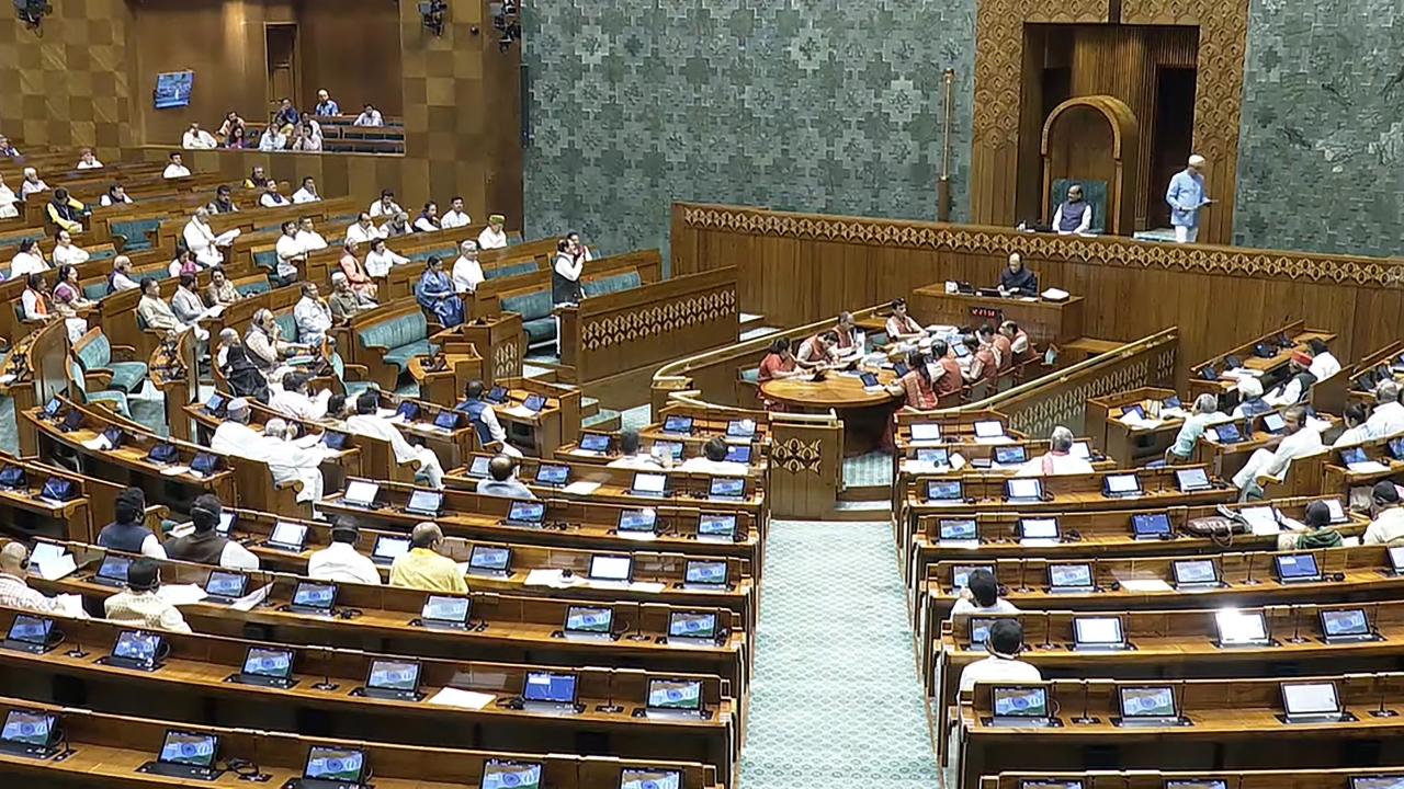 Parliament Session: విపక్షాల ఆందోళనలతో లోక్ సభ వాయిదా