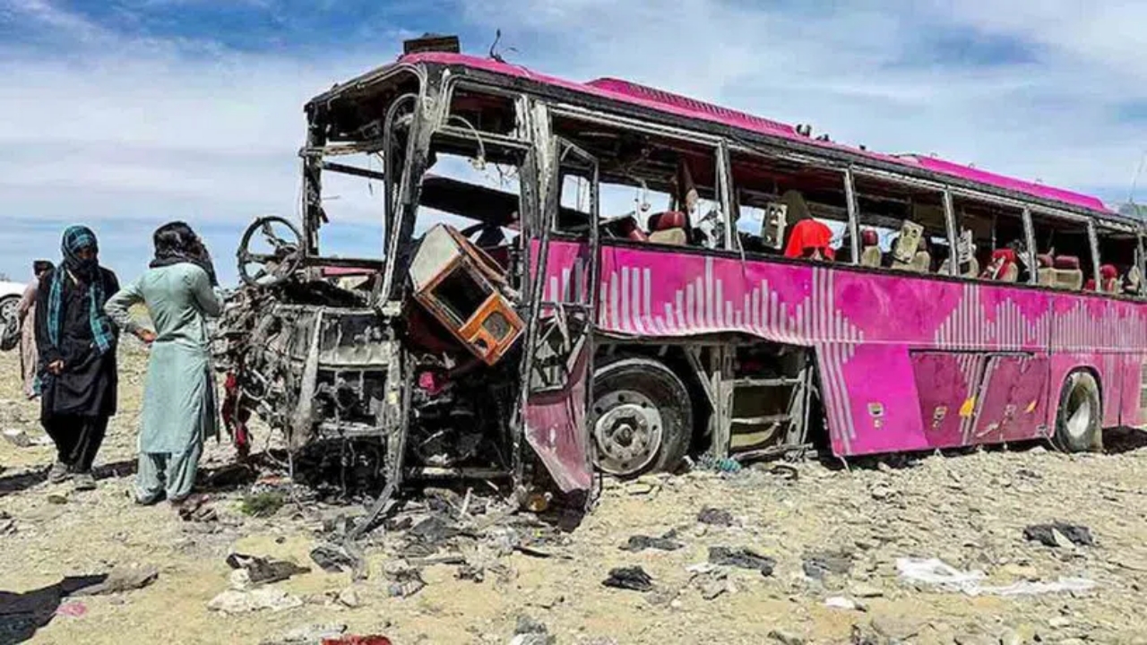Pakistan: ఆర్మీ బస్సుపై దాడిలో 29 మంది సైనికులు మృతి
