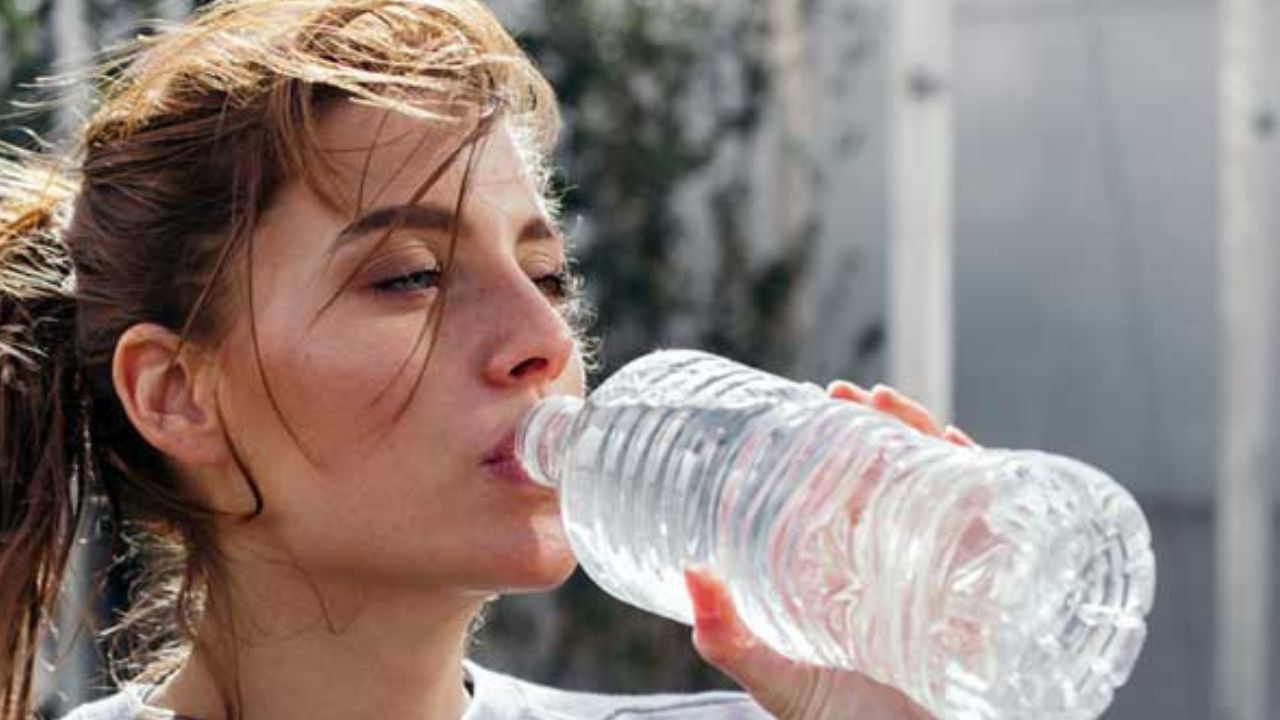 Plastic Water Bottle Harmful: ఆరోగ్యాన్ని చంపేస్తున్న ప్లాస్టిక్ వాటర్ బాటిళ్లు… బదులుగా వీటిని ఉపయోగించండి.!