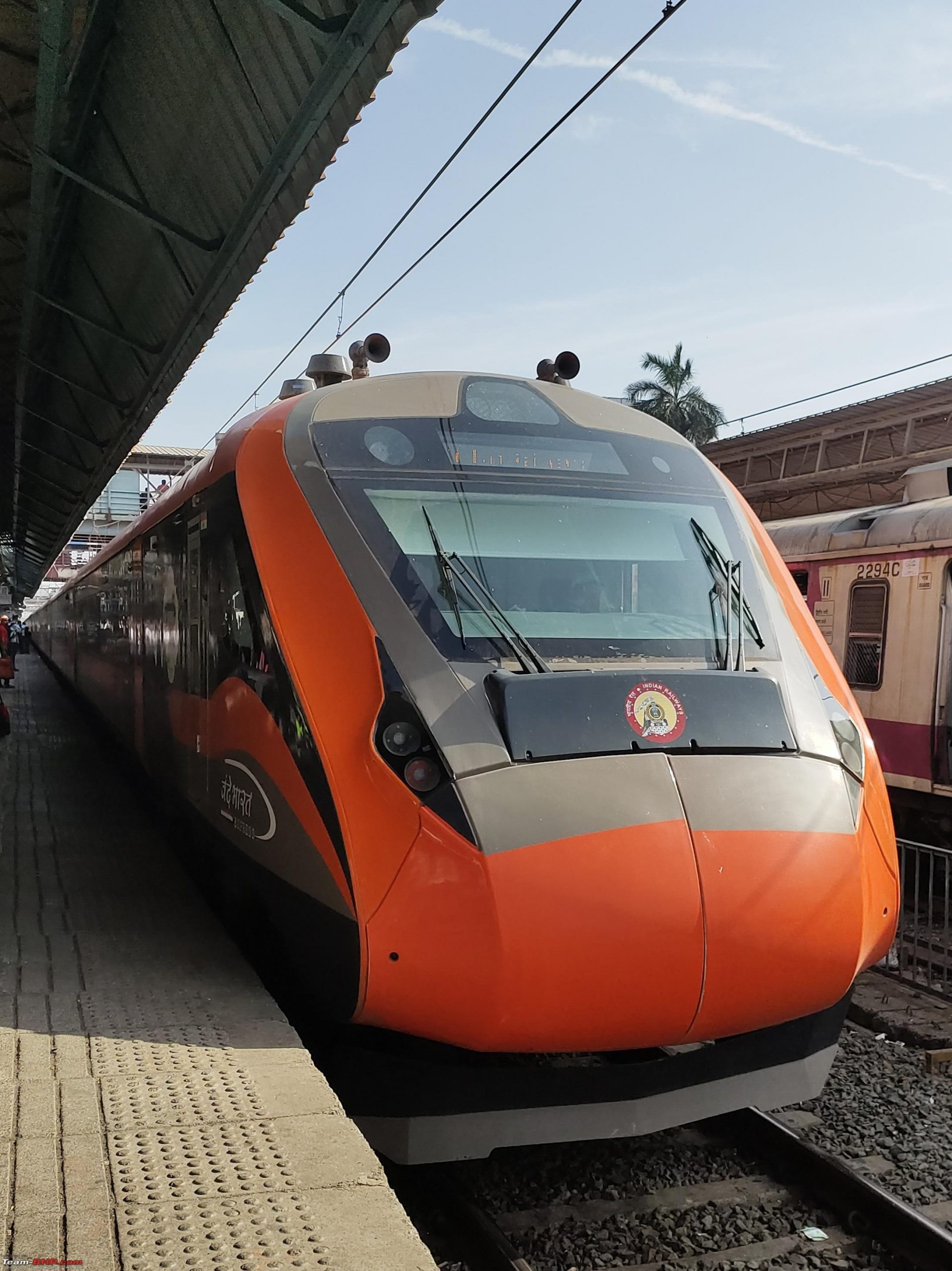 దేశంలో ఎక్కువ దూరం ప్రయాణించే రైళ్లు