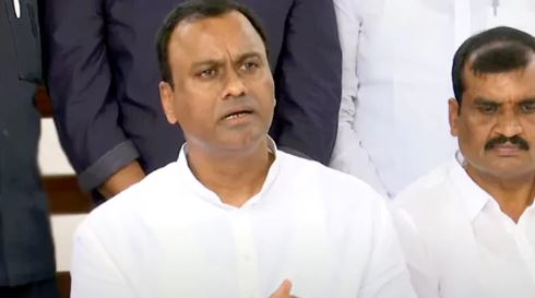 Komati Reddy Rajagopal Reddy: మంత్రి పదవిపై మరోసారి కోమటిరెడ్డి కీలక వ్యాఖ్యలు.. అన్నదమ్ములు ఒకే పార్టీ అనేది తెలియదా?