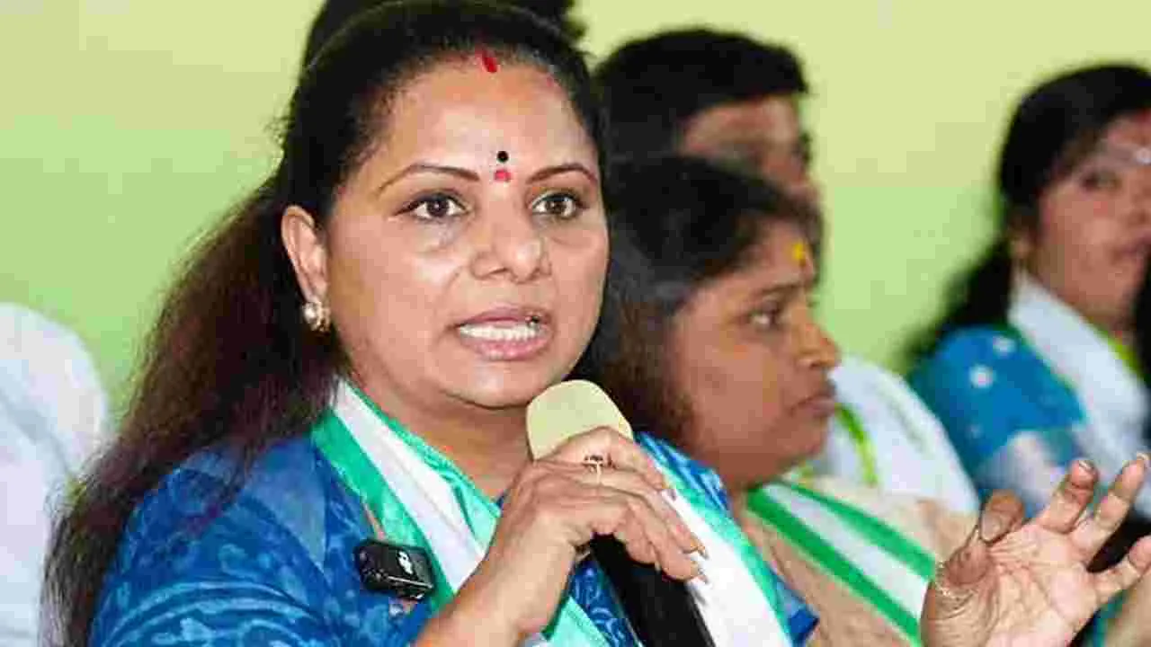 MLC Kavitha: కేసీఆర్ లేకుంటే ఆ లిల్లీపుట్ నాయకుడు ఎవరు.. బీఆర్ఎస్ నేతలపై ఎమ్మెల్సీ కవిత కీలక వ్యాఖ్యలు