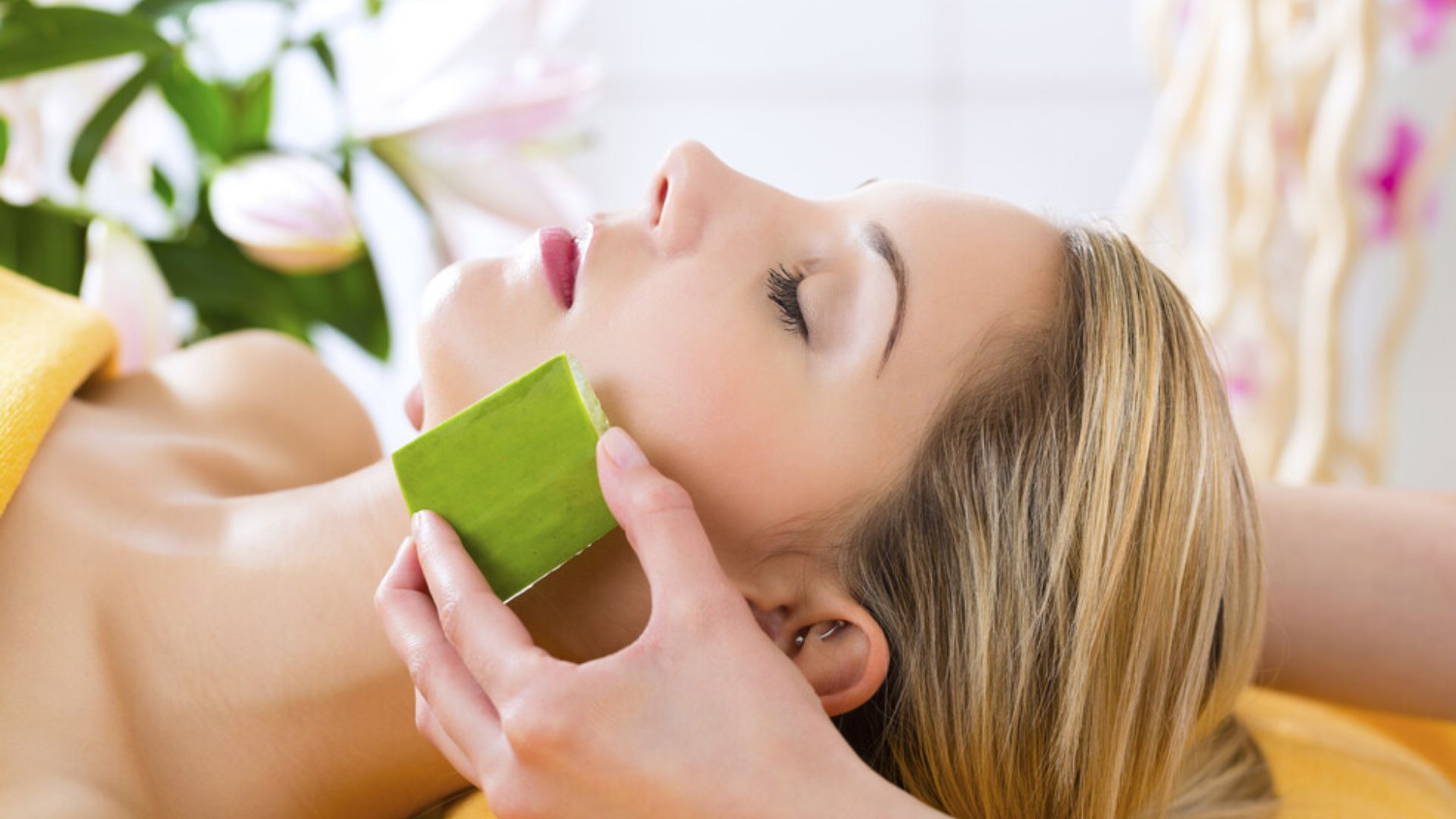 Aloe Vera: కలబంద.. ఇప్పుడు చెప్పినట్టు వాడితే మీ ముఖం మెరిసిపోతుంది!