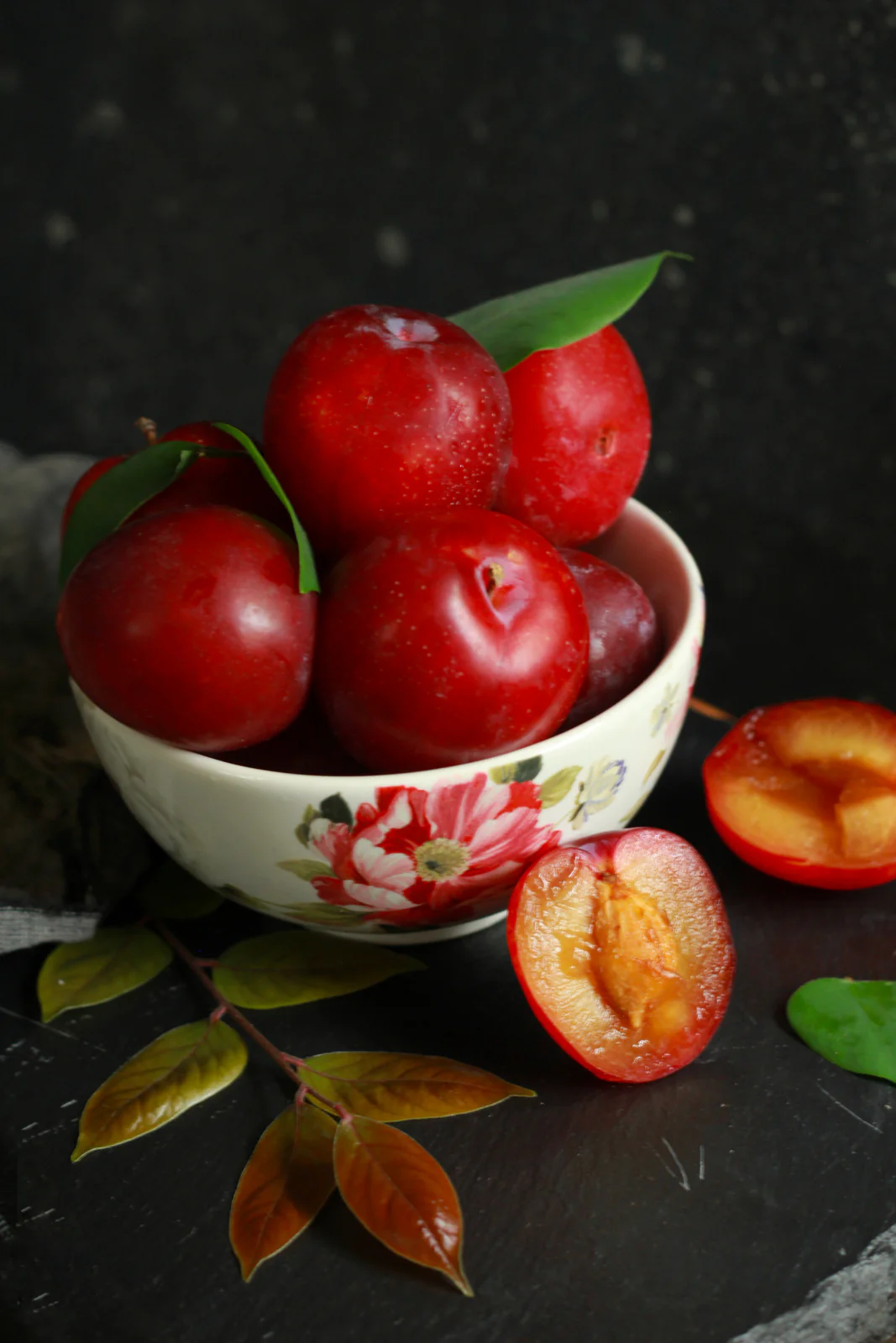 వర్షాకాలంలో దొరికే అల్ బుకారా పండ్లు తినడంతో రోగ నిరోధ‌క శ‌క్తి పెరుగుతుంది.