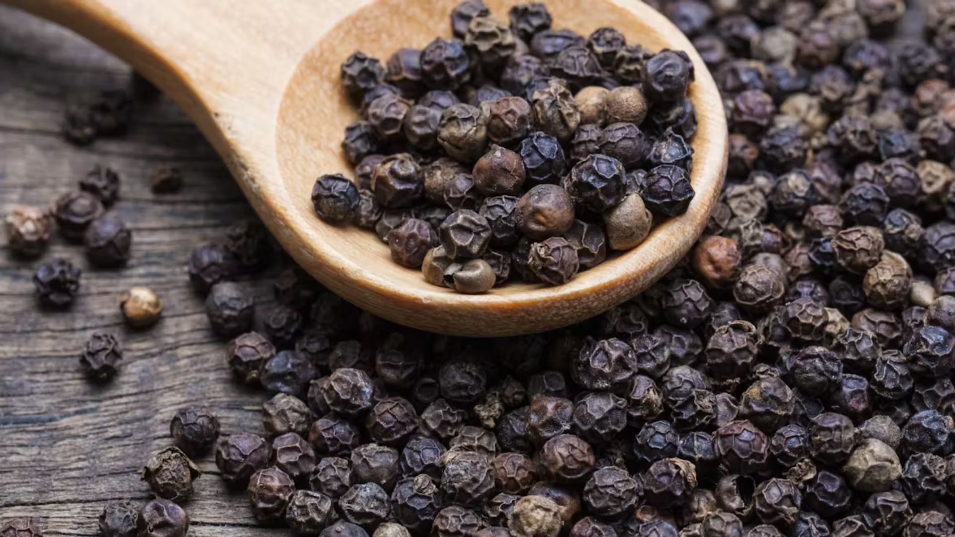 Black Pepper: మిరియాలు తీసుకోవడం వల్ల కలిగే లాభాలు ఇవే..!!
