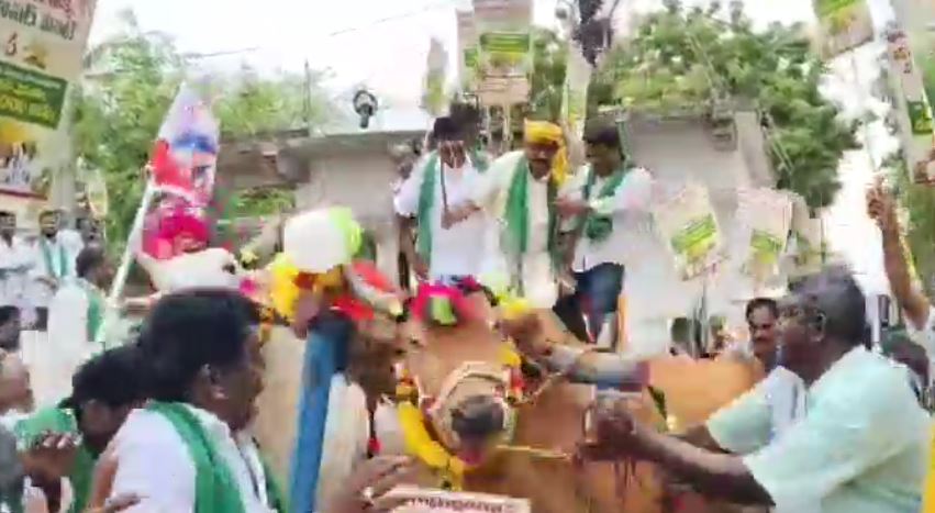 Bandaru Satyanandarao: అన్నదాత సుఖీభవ ర్యాలీలో అపశృతి.. కొత్తపేట ఎమ్మెల్యేకు తప్పిన ప్రమాదం!