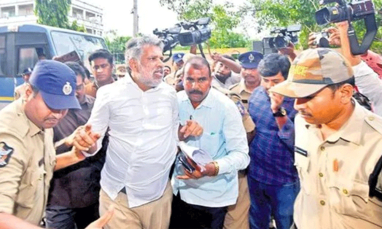 Chevireddy: ఏసీబీ కోర్టు దగ్గర చెవిరెడ్డి హల్ చల్