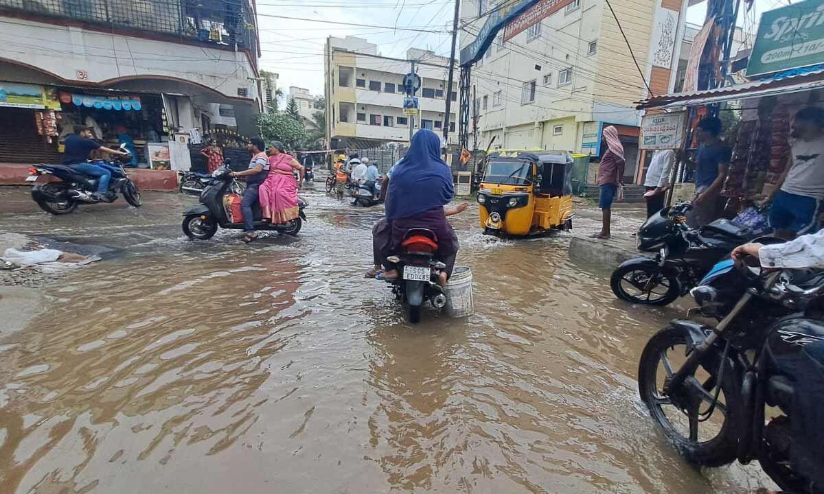 Hyderabad Rains: గ్రేటర్ హైదరాబాద్ పరిధిలో భారీ వర్షం.. కంపెనీలు, సంస్థలకు పోలీస్ శాఖ కీలక ఆదేశాలు