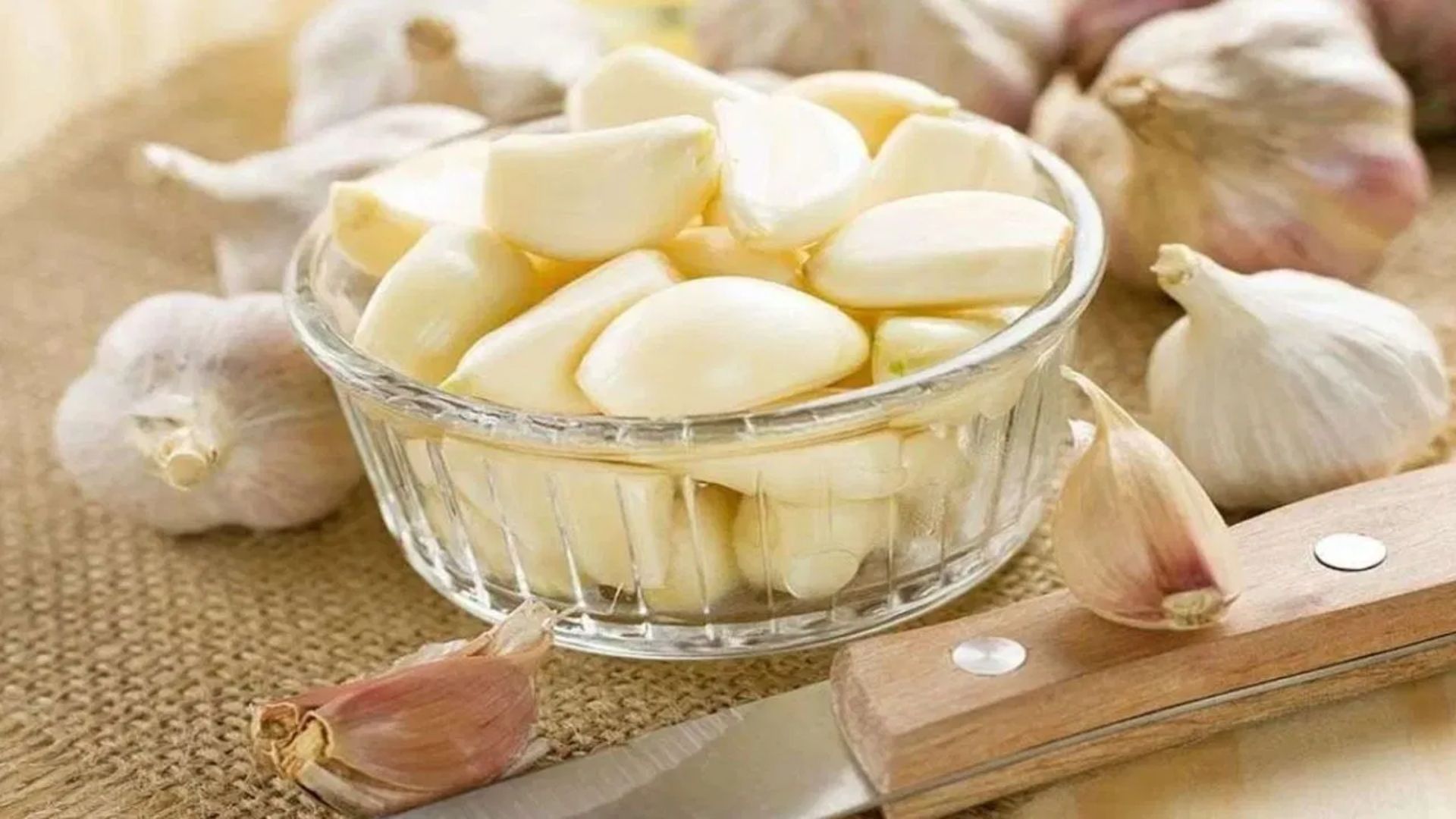 Garlic: వెల్లుల్లి.. ఈ సమస్యలు ఉన్నవారు అస్సలు తినకూడదు..!