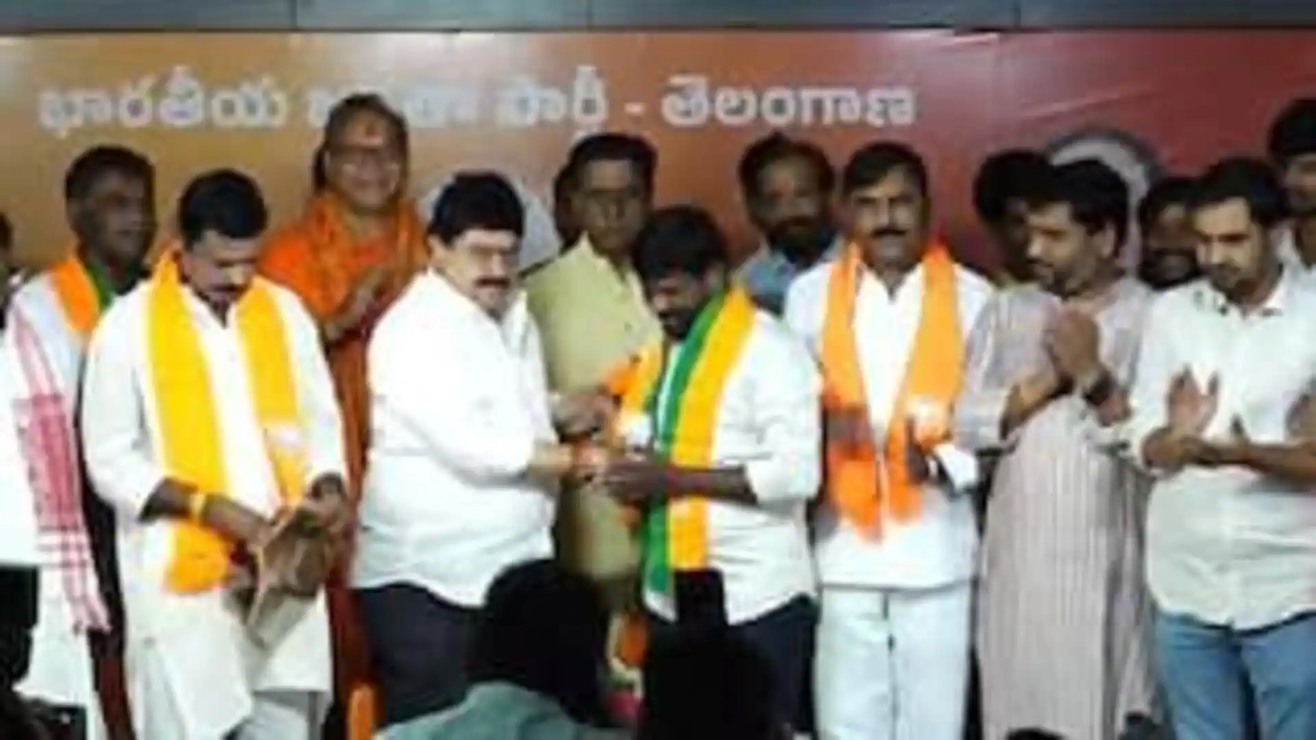 Guvvala Balaraju: బీజేపీలో చేరిన గువ్వల బాలరాజు.. పార్టీ కండువా కప్పిన రాష్ట్ర అధ్యక్షుడు
