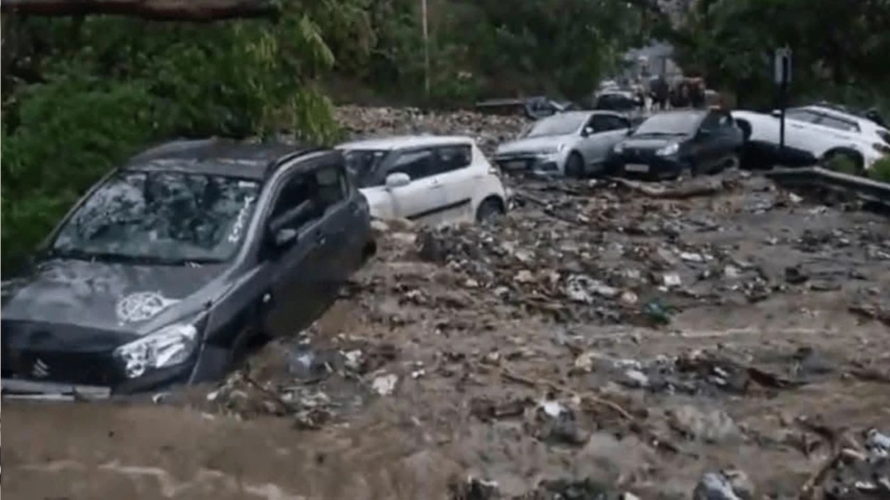 Himachal Pradesh Cloudburst 2025: హిమాచల్ ప్రదేశ్ లో వరుసగా క్లౌడ్ బస్ట్.. వాహనాలు కొట్టుకుపోయాయి.!