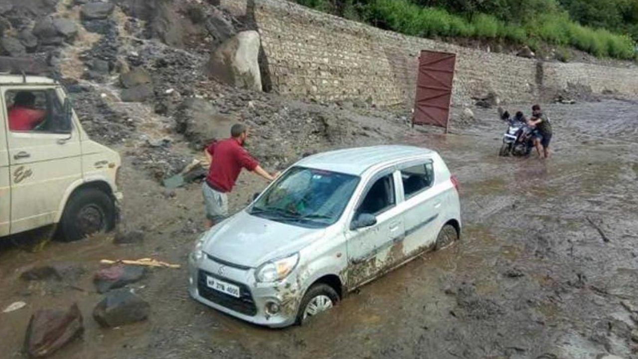 Himachal Pradesh: హిమాచల్ ప్రదేశ్ లో భారీ వర్షానికి విరిగిపడ్డ కొండచరియలు