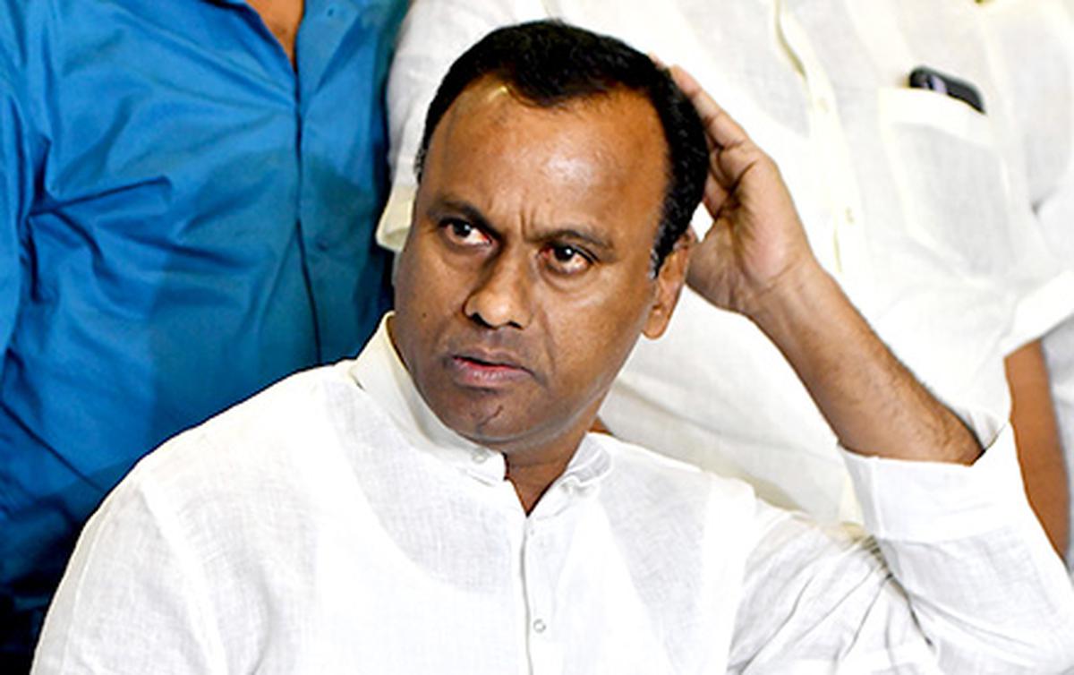 Telangana Congress: సీఎం రేవంత్ రెడ్డిపై ఘాటు వ్యాఖ్యలు.. కోమటిరెడ్డి రాజగోపాల్ రెడ్డికి నోటీసులు..?