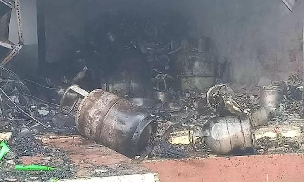Gas Cylinder: మేడ్చల్‌లో సిలిండర్ బ్లాస్ట్.. కుప్పకూలిన భవనం.. యువకుడి మృతి