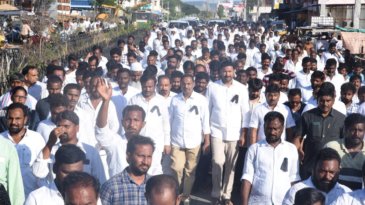 Pulivendula ZPTC By Election: పులివెందులలో రాజకీయ కేసులు.. టీడీపీ, వైసీపీ నేతల దాడులు!