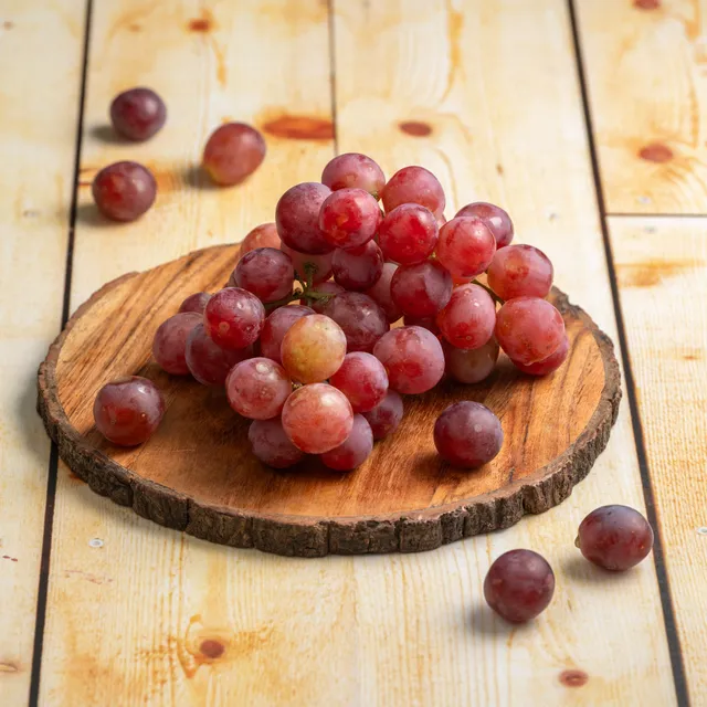 ద్రాక్షాల్లో నలుపు, ఆసుపచ్చ మాత్రమే కాదు.. ఎరుపు ద్రాక్షాలు ఉన్నాయి.