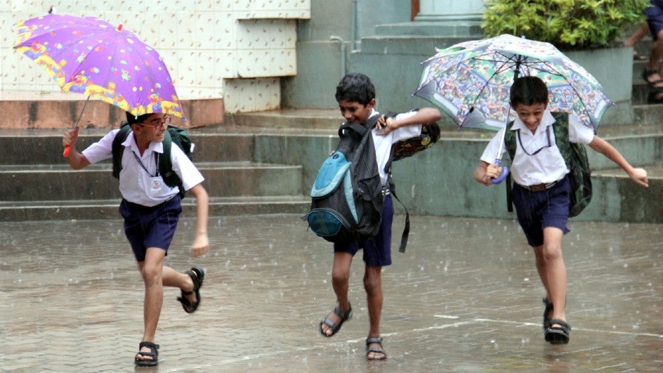 Telangana Schools: తెలుగు రాష్ట్రాల్లో వర్షాలు.. ఈ జిల్లాల్లో పాఠశాలలకు సెలవుల ప్రకటన