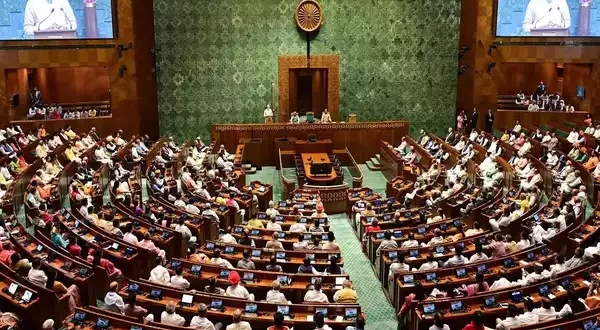 Urea Issue in Parliament: యూరియా కొరతపై పార్లమెంట్‌లో తెలంగాణ ఎంపీల నిరసన