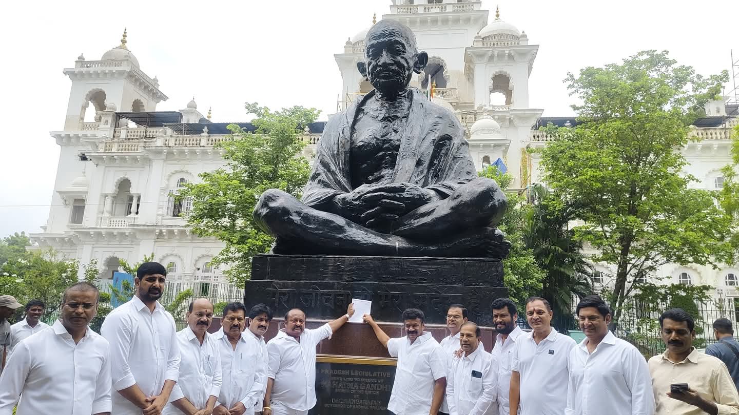 KCR Meeting: ఎర్రవల్లిలో కేసీఆర్ కీలక సమావేశం.. హాజరైన కేటీఆర్, హరీష్ రావు