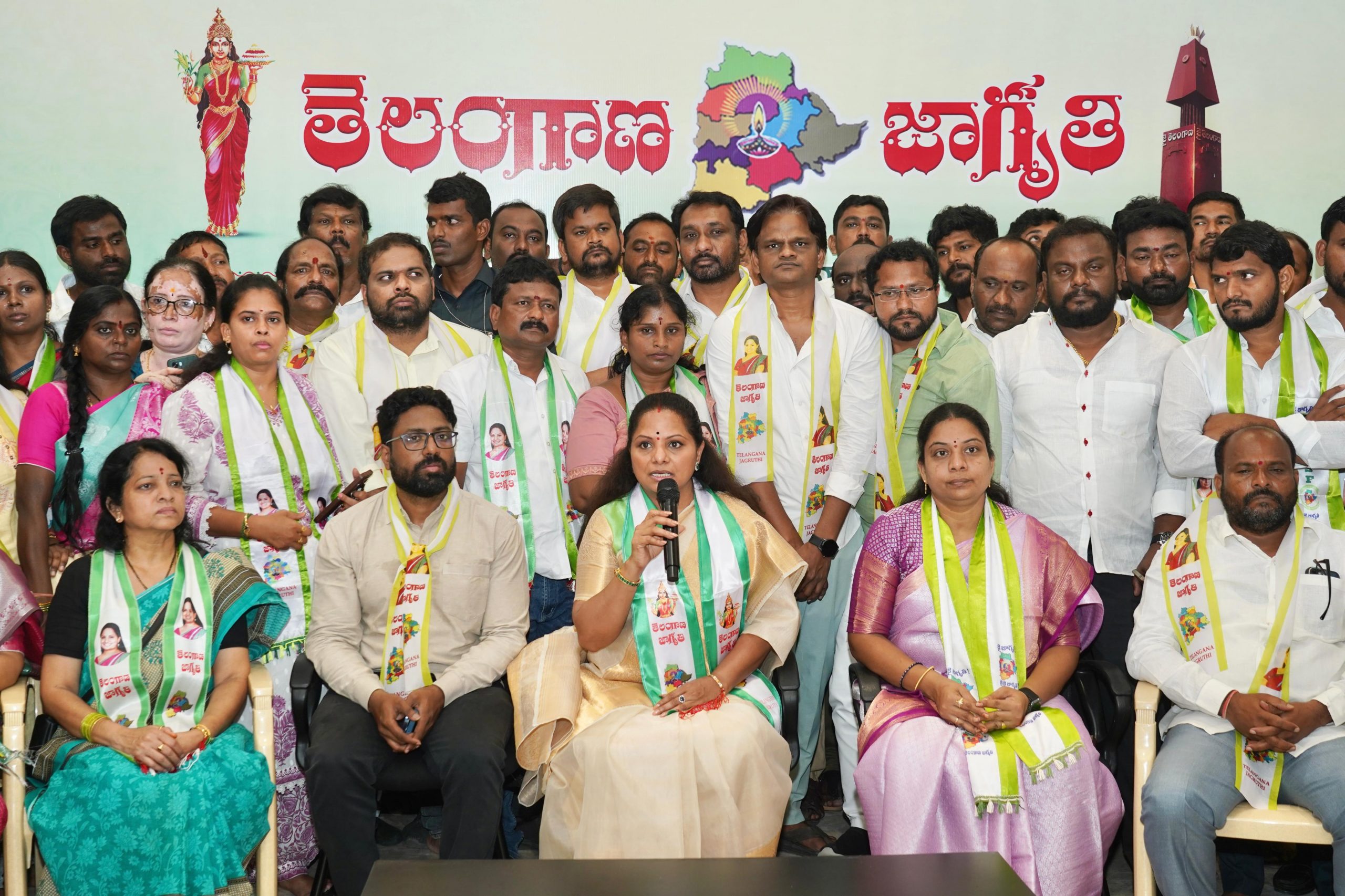 MLC Kavitha: ఢిల్లీలో కాంగ్రెస్ దొంగ ధర్నాలతో ఒరిగేదేమీలేదు.. ఎమ్మెల్సీ కవిత సంచలన వ్యాఖ్యలు