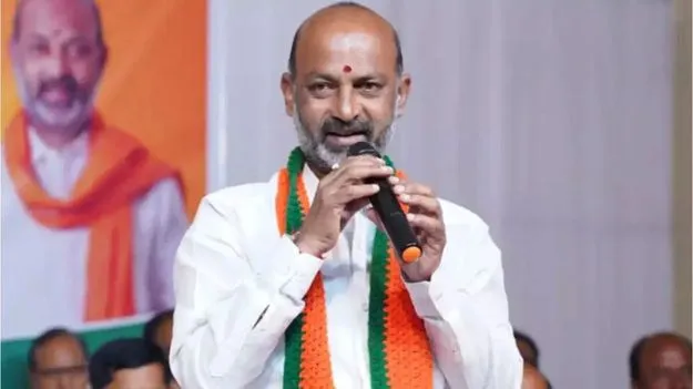 Bandi Sanjay: పెద్దమ్మ గుడిలో పూజలు చేస్తే తప్పేంది?.. బీజేపీ రాష్ట్ర అధ్యక్షుడి హౌస్ అరెస్ట్ పై కేంద్ర మంత్రి బండి సంజయ్ ఆగ్రహం
