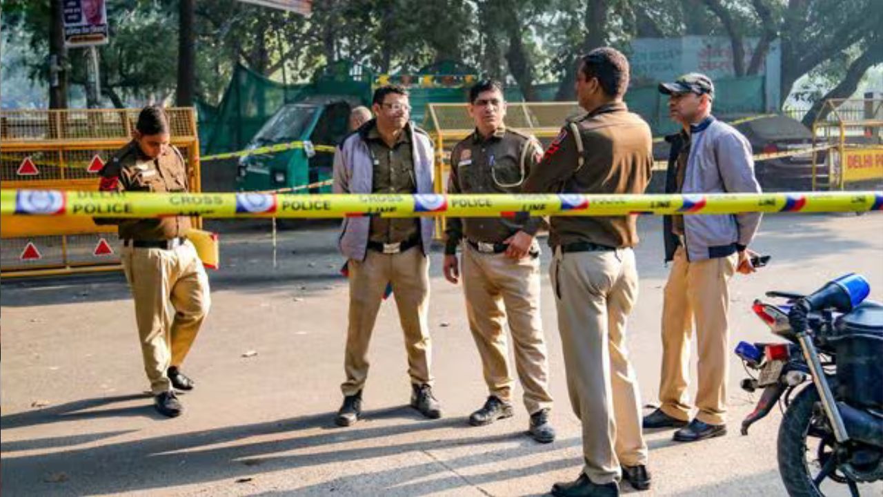Bomb Threat To Delhi Schools: ఢిల్లీలో రెండు పాఠశాలలకు బాంబు బెదిరింపులు..!