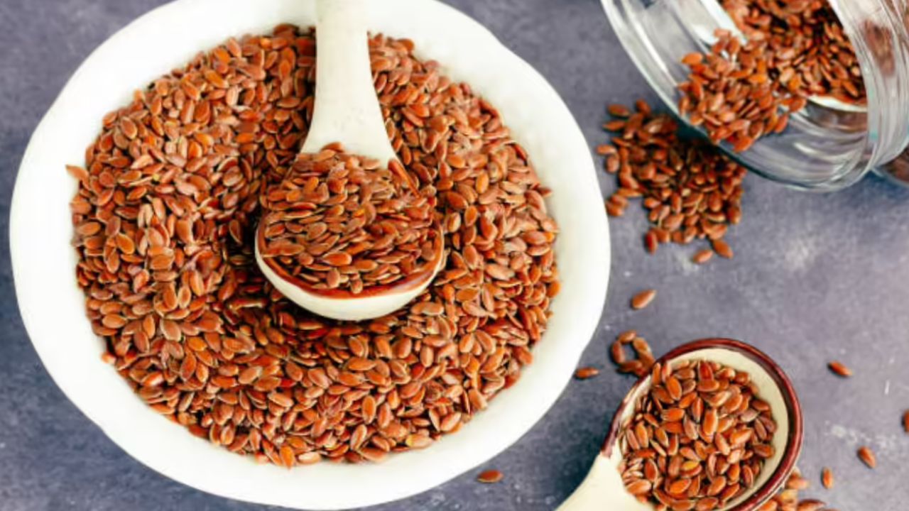 Flax Seeds Benefits: ఎముకలు బలపడాలంటే అవిసె గింజలు తినాల్సిందే.. ఎలా తినాలంటే.!