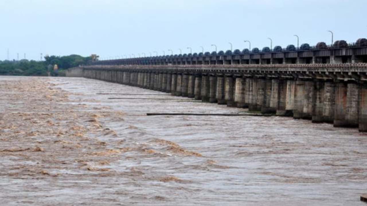 First Alert at Badrachalam: గోదావరి ఉగ్రరూపం.. మొదటి ప్రమాద హెచ్చరిక జారీ