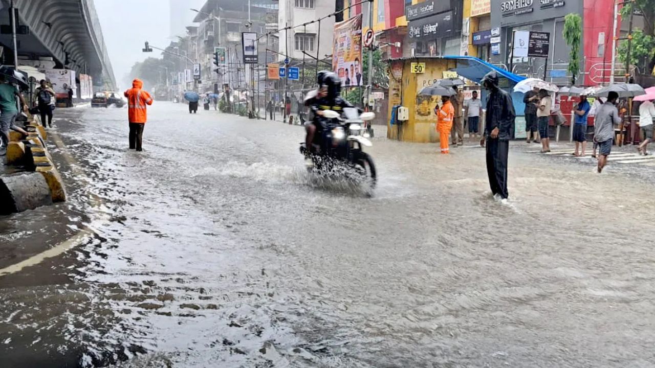 Mumbai Rains: ముంబైలో స్వల్పంగా తగ్గుతున్న వర్షాలు… ఆరెంజ్ అలర్ట్ జారీ.!