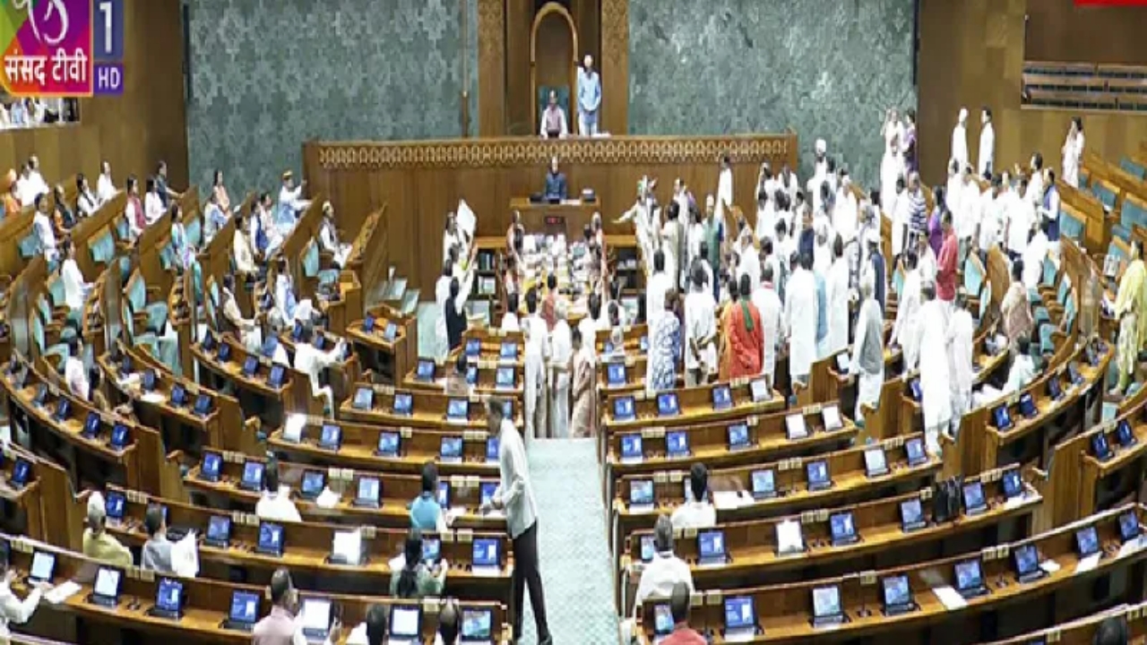 Parliament Session: ఆందోళనలతో లోక్ సభ సోమవారానికి వాయిదా