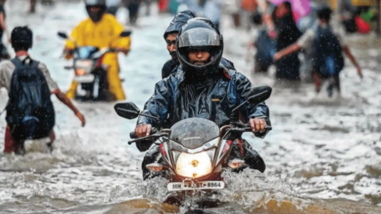 Mumbai Rains: ముంబైలో ప్రభుత్వ కార్యాలయాల మూసివేత.. ప్రైవేట్ సంస్థలు బంద్.!