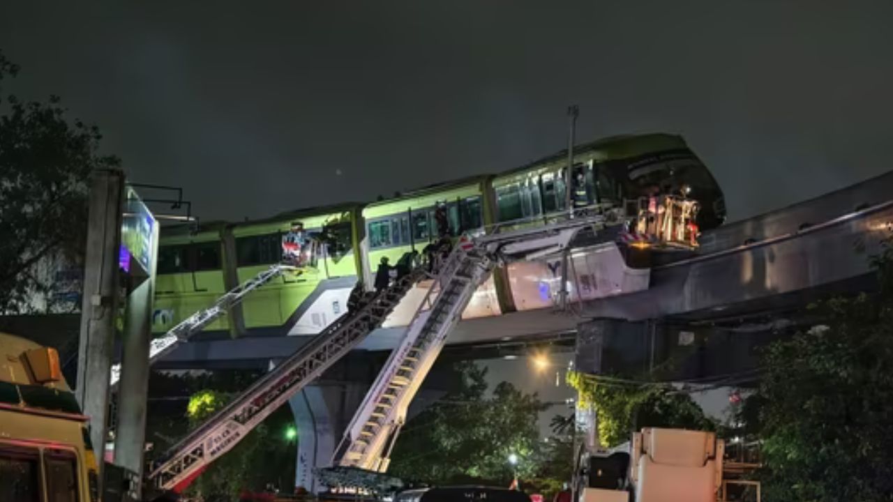 Mumbai Rains: భారీ వర్షంలో చిక్కుకున్న ముంబై మోనోరైలు.. ప్రయాణికులు సురక్షితం