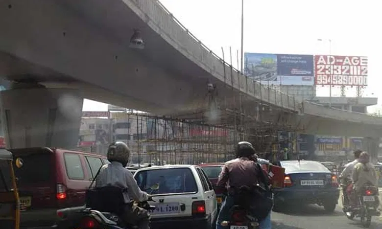 Road Accident: పంజాగుట్ట ఫ్లైఓవర్‌పై ఘోర ప్రమాదం.. ఎగిరిపడ్డ ముగ్గురు యువకులు