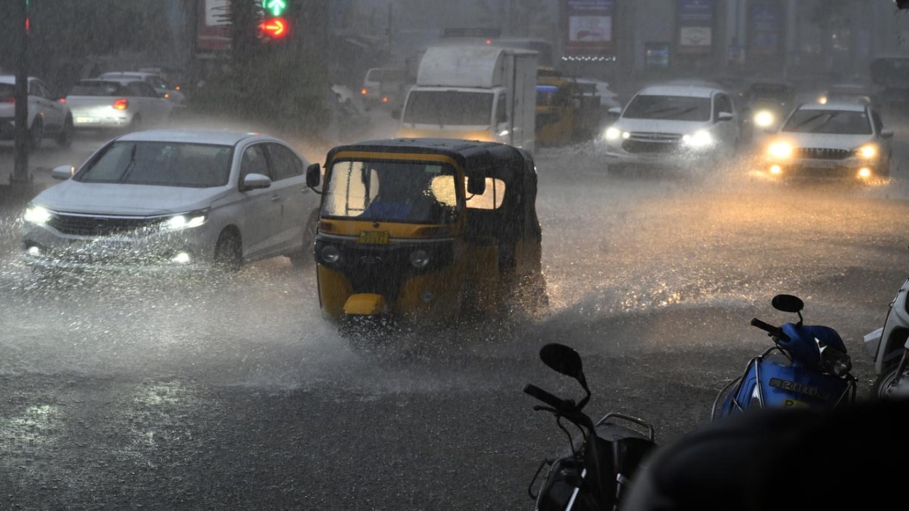 Heavy Rain: లోతట్టు ప్రాంతాలను ముంచెత్తిన భారీ వర్షం