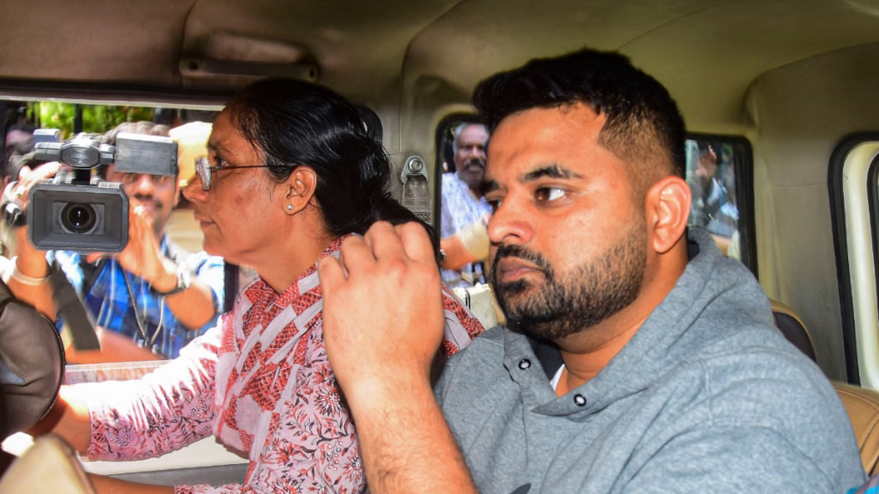 Bengaluru Court: అత్యాచారం కేసులో మాజీ ఎంపీకి జీవిత ఖైదు