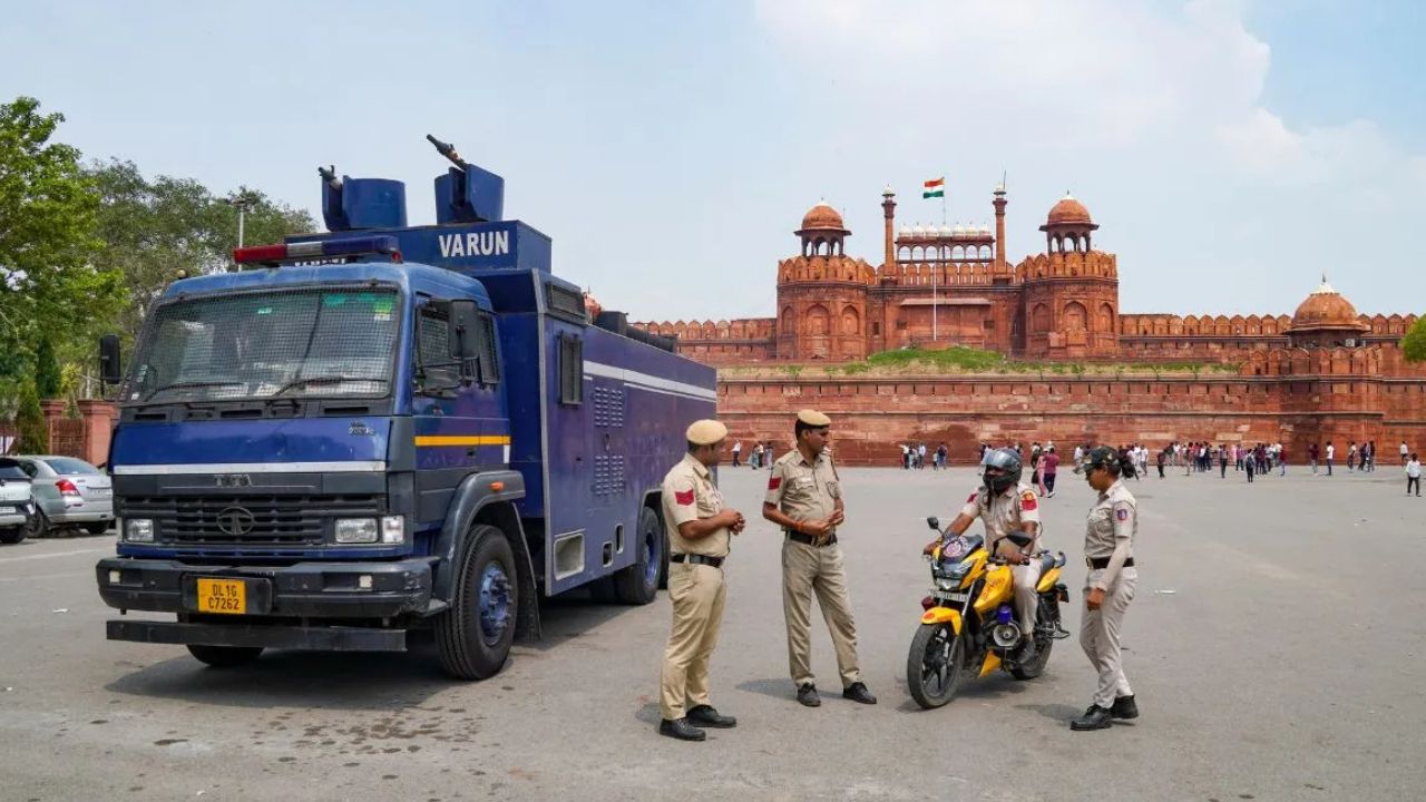 Red Fort: ఎర్రకోటలో భద్రతా వైఫల్యం.. ఏడుగురు పోలీసులు సస్పెండ్