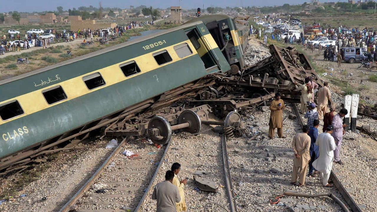 Train Derailed: పట్టాలు తప్పిన ప్యాసింజర్ రైలు.. ఒకరు మృతి.. 20మందికి గాయాలు.!