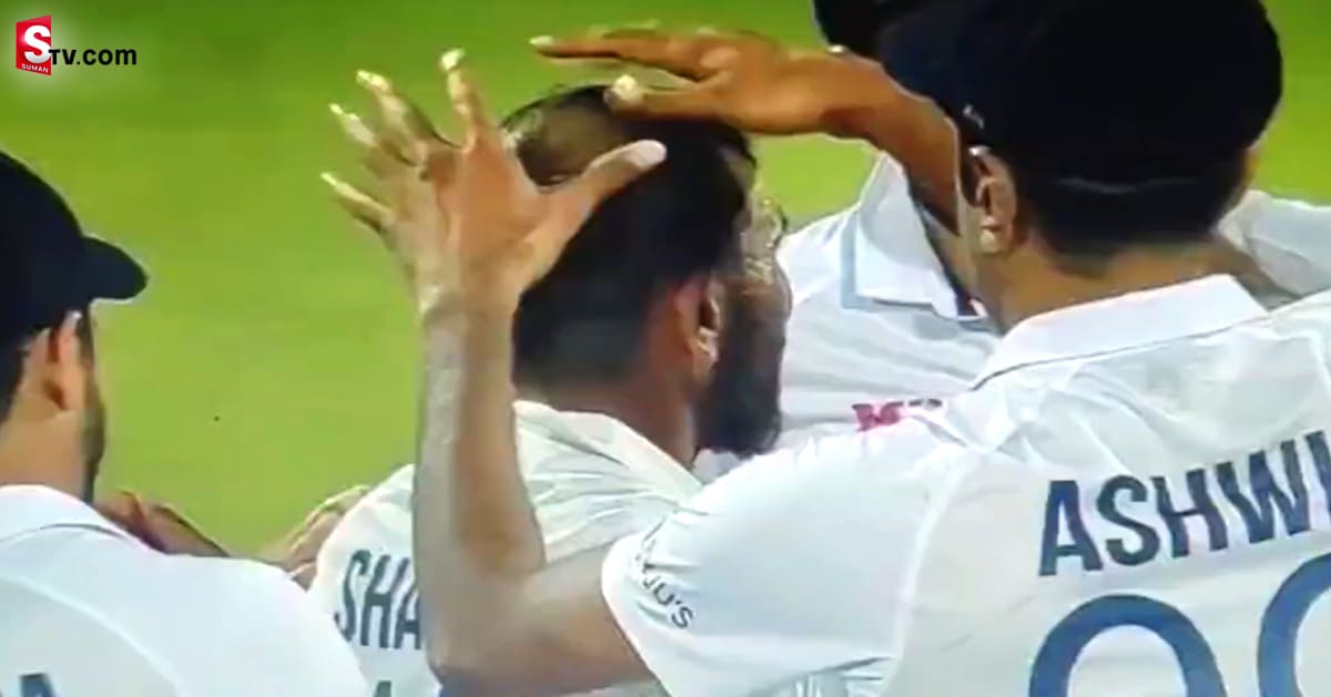 Ashwin playing the tabla on Shami's head