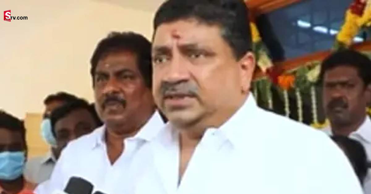 slipper-thrown-at-tamilnadu-ministers-car-in-tamil-nadu