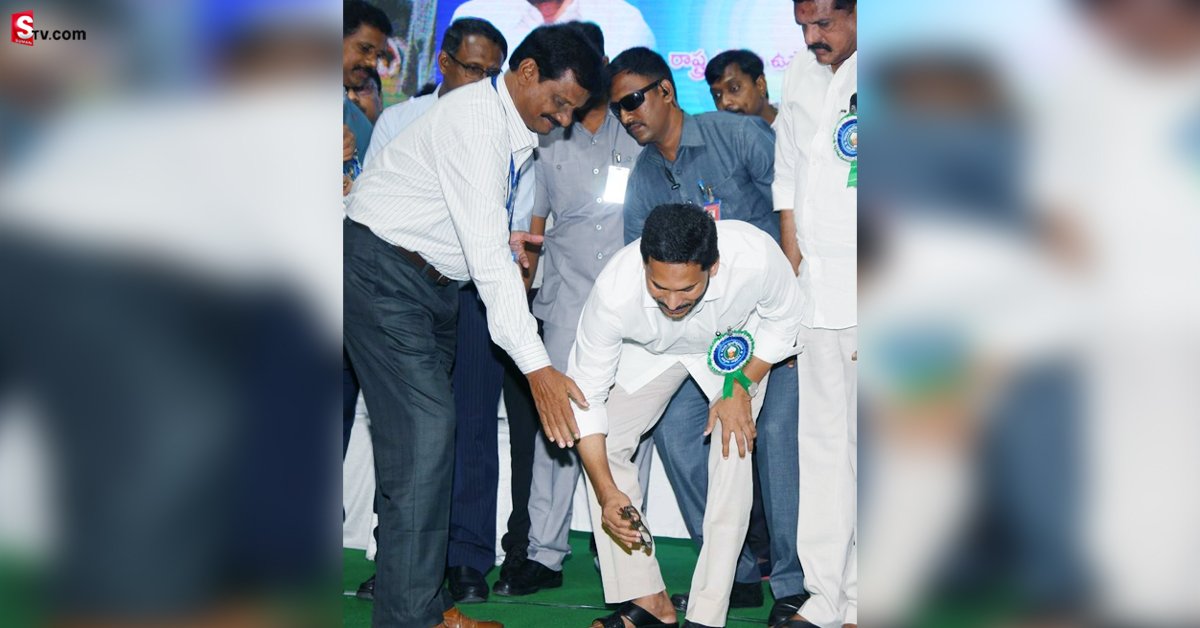 CM jagan at teachers day event